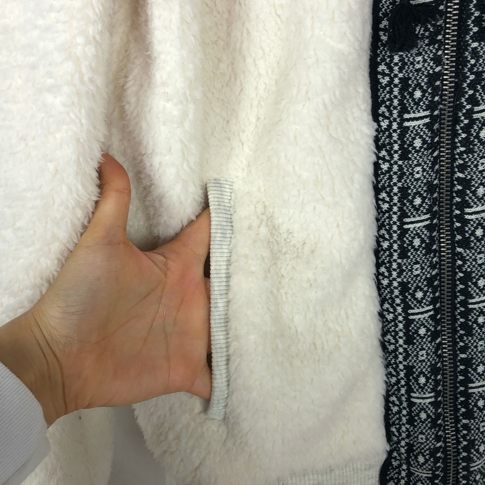 AE American Eagle Sherpa Zip Up Hoodie - Picture 4 of 8